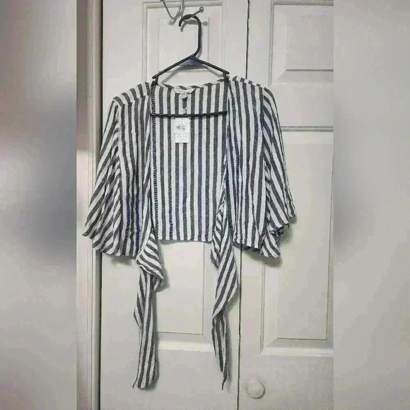 American Eagle NWT Womens Stripped Cropped Top Size Medium - Picture 1 of 6